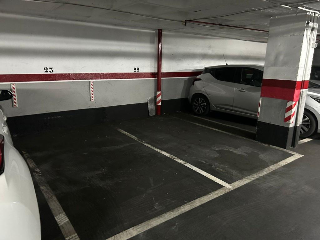 Plaza de parking en Barcelona Santaló / Plató