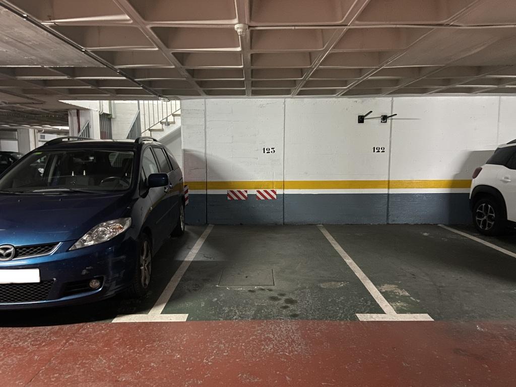 Plaza de parking en Barcelona Nàpols / Rossello