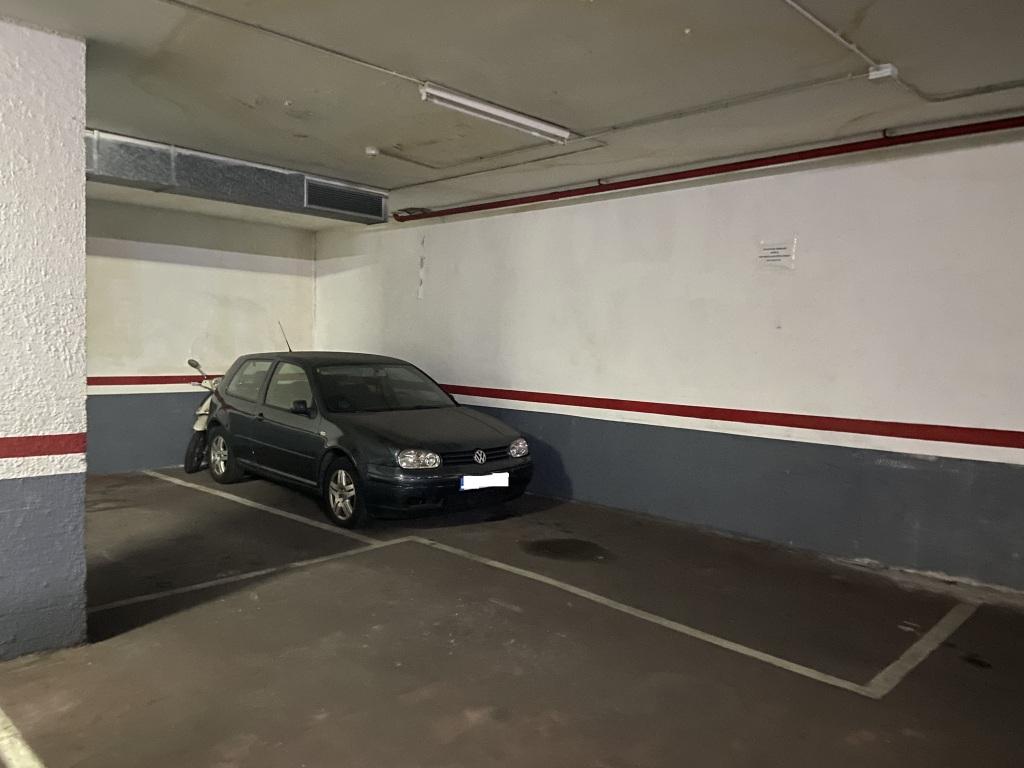 Plaza de parking en Barcelona Sardenya / Corsega