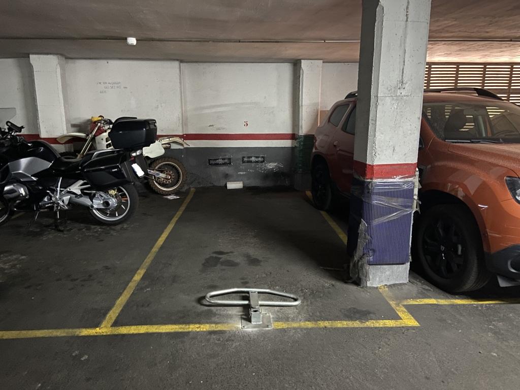 Plaza de parking en Barcelona Josep Sangenis / Sant Dalmir