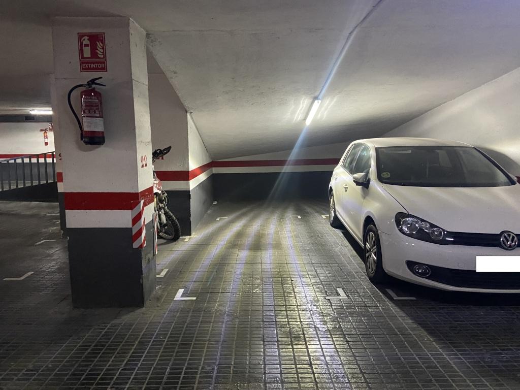 Plaza de parking en Barcelona Nàpols / Casp
