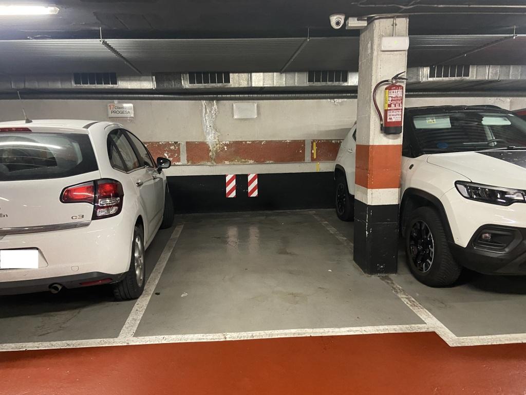 Plaza de parking en Barcelona Corsega / Bruc