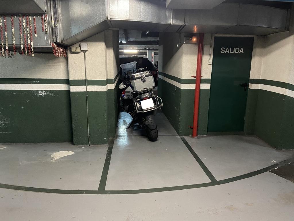 Plaza de parking en Barcelona Santaló / Plaça Adrià