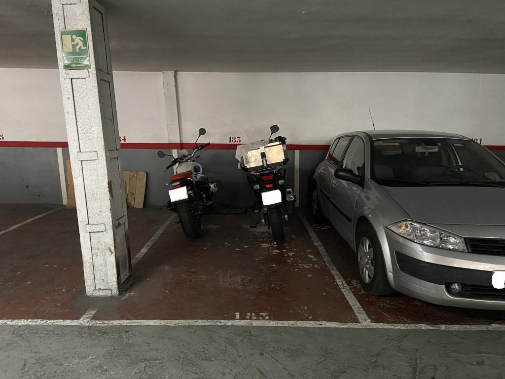 Plaza de parking en Barcelona La Gleva / Padua