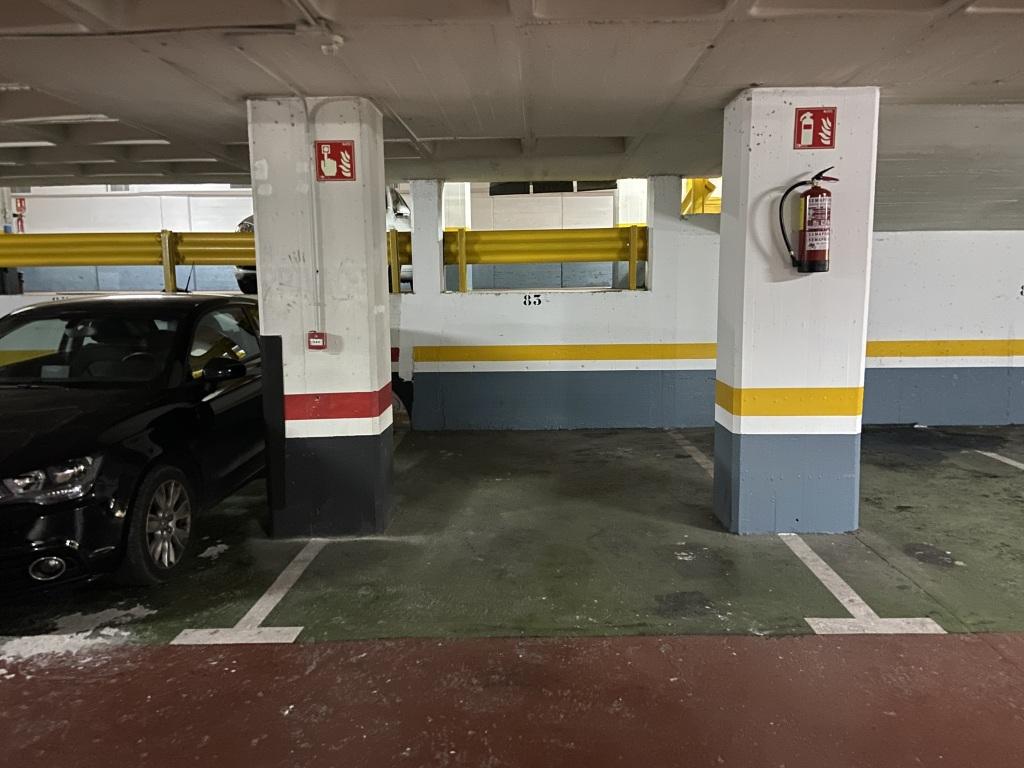 Plaza de parking en Barcelona Nàpols / Rossello