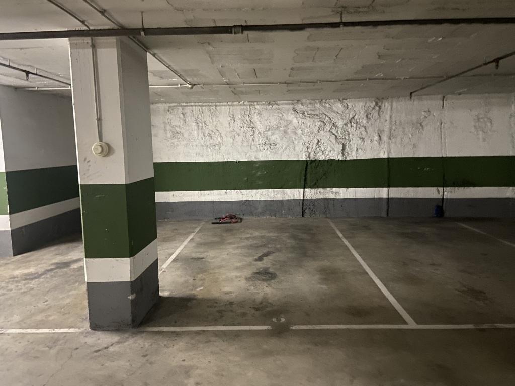 Plaza de parking en Barcelona Corsega / Muntaner